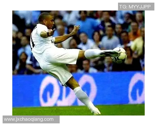 足球射门秀:精彩瞬间回顾与技巧解析,带你领略球场上的绝妙射门艺术